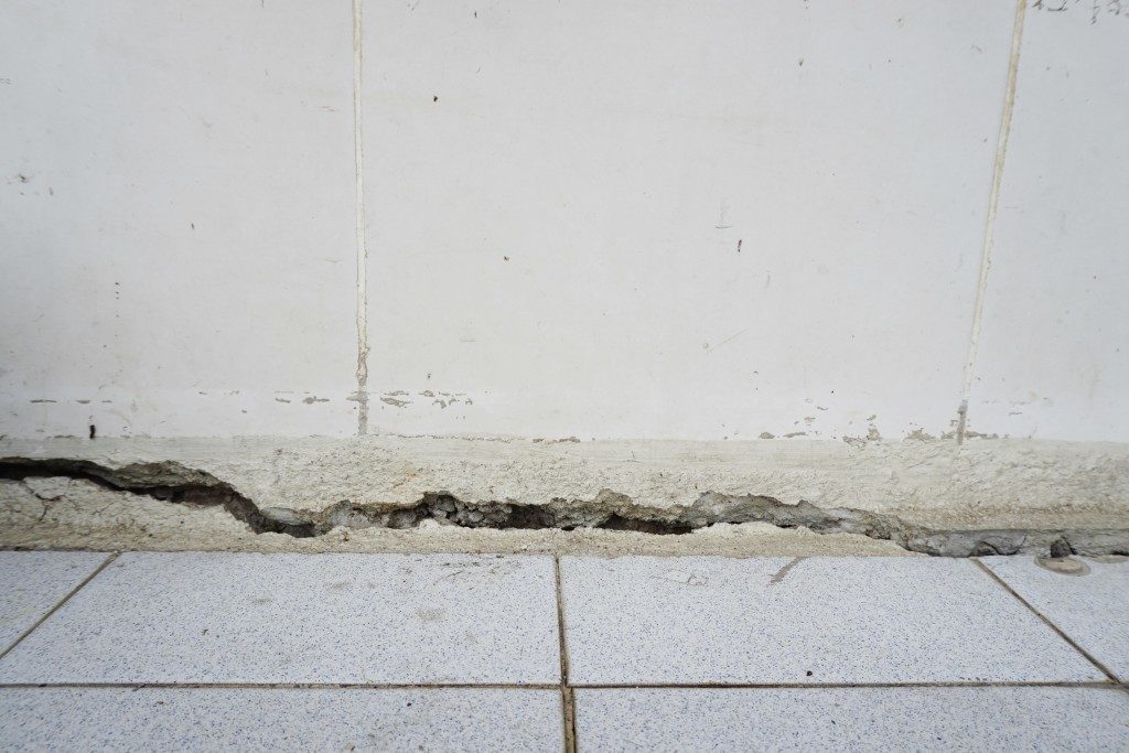 crack in the lower part of concrete wall